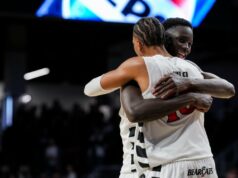 Baba Miller, Moustapha Thiam poháňajú Cincinnati okolo Utahu Basketbal NCAA: Utah v Cincinnati