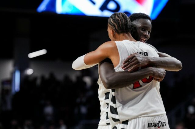 Baba Miller, Moustapha Thiam poháňajú Cincinnati okolo Utahu Basketbal NCAA: Utah v Cincinnati