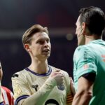Frenkie de Jong z FC Barcelona sa háda s rozhodcom Juanom Martinezom
