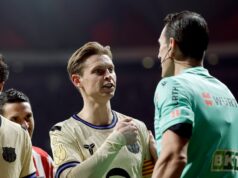 Barcelona požaduje odpovede v mimoriadnom vyhlásení proti rozhodcom a VAR Frenkie de Jong z FC Barcelona sa háda s rozhodcom Juanom Martinezom