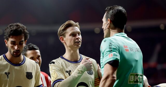 Barcelona požaduje odpovede v mimoriadnom vyhlásení proti rozhodcom a VAR Frenkie de Jong z FC Barcelona sa háda s rozhodcom Juanom Martinezom