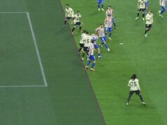 Barcelona vo vyhlásení uviedla, prečo trvalo OSEM minút, kým VAR nepriznal gól Španielsky obranca Barcelony #05 Pau Cubarsi (2R) strelil gól, ktorý nebol uznaný počas prvého zápasu španielskeho semifinále Copa del Rey (King's Cup) medzi klubmi Atletico de Madrid a FC Barcelona na štadióne Metropolitano v Madride 12. februára 2026. (Foto Oscar DEL POZO/AFP cez Getty Images)