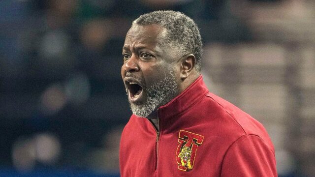 Basketbalový tréner Tuskegee Benjy Taylor bol zatknutý na zápase Morehouse College
