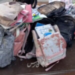 Batohy, učebnice videné medzi troskami iránskej dievčenskej školy | Konflikt