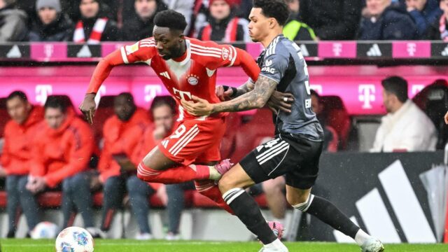 Bayern Mníchov potvrdil, že Alphonso Davies utrpel svalové zranenie proti Frankfurtu
