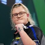 Beau Greaves sa zapísal do histórie tým, že sa stal prvou hráčkou šípok, ktorá zasiahla deviatku na PDC Pro Tour
