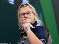 Beau Greaves, 22, sa stala prvou hráčkou šípok, ktorá na PDC Pro Tour zasiahla DEVIŤ ŠÍPKY Beau Greaves sa zapísal do histórie tým, že sa stal prvou hráčkou šípok, ktorá zasiahla deviatku na PDC Pro Tour