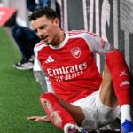 LONDÝN, ANGLICKO - 15. FEBRUÁRA: Ben White z Arsenalu narazí na palubu počas zápasu štvrtého kola Emirates FA Cup medzi Arsenalom a Wigan Athletic 15. februára 2026 v Londýne v Anglicku. (Foto: Stuart MacFarlane/Arsenal FC cez Getty Images)