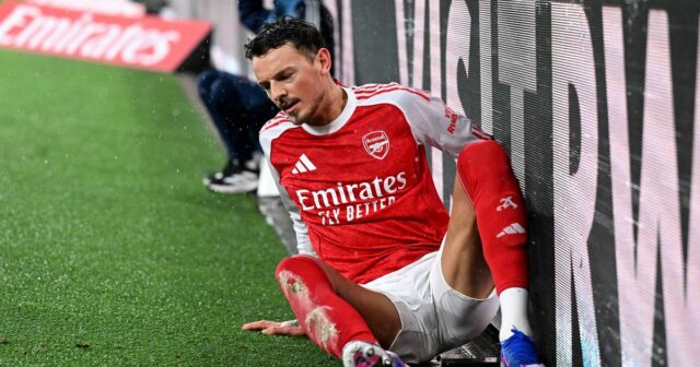 Ben White prerušil mlčanie a po prijatí Mikela Artetu vydal LONDÝN, ANGLICKO - 15. FEBRUÁRA: Ben White z Arsenalu narazí na palubu počas zápasu štvrtého kola Emirates FA Cup medzi Arsenalom a Wigan Athletic 15. februára 2026 v Londýne v Anglicku. (Foto: Stuart MacFarlane/Arsenal FC cez Getty Images)