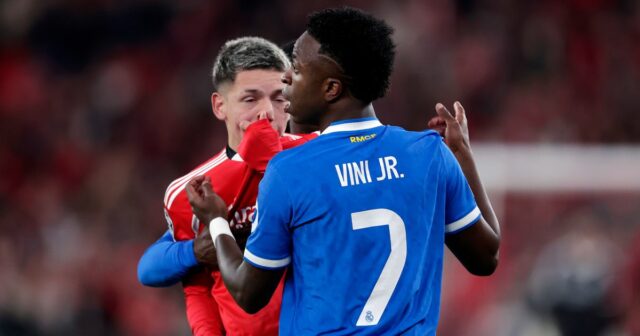 Benfica vydala nové vyhlásenie po tom, čo Gianluca Prestianni priznal LISABON, PORTUGALSKO – 17. FEBRUÁRA: Vinicius Junior z Realu Madrid v súboji s Gianlucom Prestiannim z Benficy počas zápasu Ligy majstrov UEFA medzi Benficou a Realom Madrid na Estadio Da Luz 17. februára 2026 v portugalskom Lisabone (Foto: Eric Verhoeven/Getty Images)