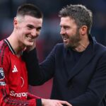 Michael Carrick oslavuje s Benjaminom Seskom