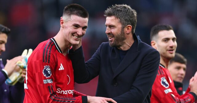 Michael Carrick oslavuje s Benjaminom Seskom