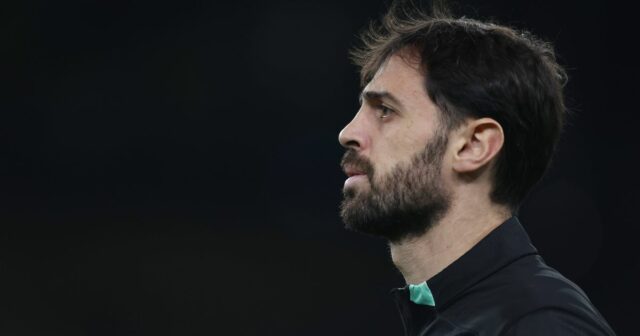 Bernardo Silva týkajúci sa komentára k cieľu prestupu z Man Geovany Quenda zo Sporting CP beží na ihrisku počas zápasu Primeira Ligy medzi Sporting CP a CF Estrela da Amadora na Estadio Jose Alvalade 30. novembra 2025 v portugalskom Lisabone.