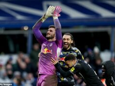 Birmingham 1:1 Leeds: Tím Daniela Farkeho prežil strach po hororovej šou Blues v penaltovom rozstrele – v jeden deň rozhodcovia dokázali, že DOKÁŽU robiť správne rozhodnutia aj bez VAR Brankár Leedsu Lucas Perri si v penaltovom rozstrele poradil s priamym kopom, aby pomohol svojej strane rozbehnúť Birmingham.