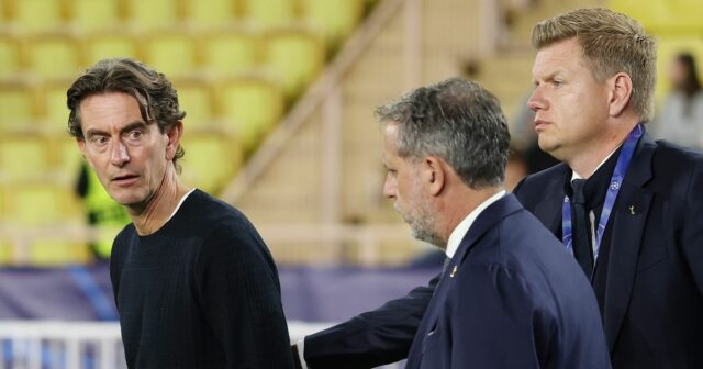 Thomas Frank so športovými riaditeľmi Tottenhamu Hotspur Fabiom Paraticim a Johanom Langem