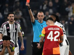 Bizarný VAR? Prečo sa Kellyho druhá žltá karta stala „hroznou“ priamo červenou Bizarný VAR? Prečo sa Kellyho druhá žltá karta stala „hroznou“ priamo červenou