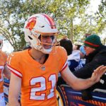 Blesk nosí uniformy Bucsa, Bruins sa oblieka ako Patriots na hru vonku