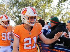 Blesk nosí uniformy Bucsa, Bruins sa oblieka ako Patriots na hru vonku Blesk nosí uniformy Bucsa, Bruins sa oblieka ako Patriots na hru vonku