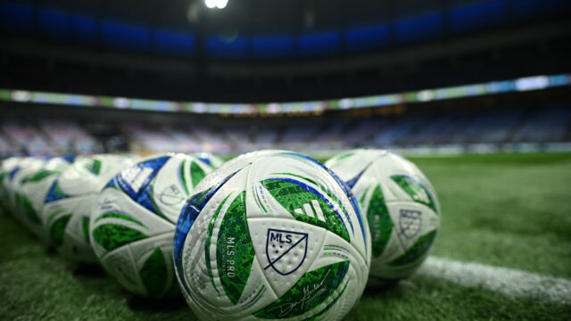 Bolton Wanderers oficiálne podpísal bývalého krajného obrancu Manchestru United
