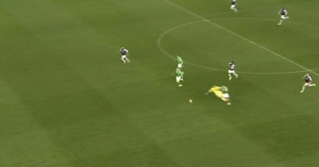 Brankár Aston Villy bol bizarne vylúčený v momente šialenstva, keď vypukol chaos v FA Cupe | Futbal | Šport
