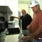 Pevný veľký Brendan Fevola (vpravo) a jeho otec Angelo (vľavo) odhalili, že trpia „neznesiteľnou“ chorobou pásového oparu