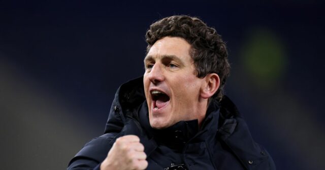 Brentford odovzdal Keithovi Andrewsovi novú ŠESŤROČNÚ zmluvu ako šéf v Keith Andrews oslavuje víťazstvo v Brentforde