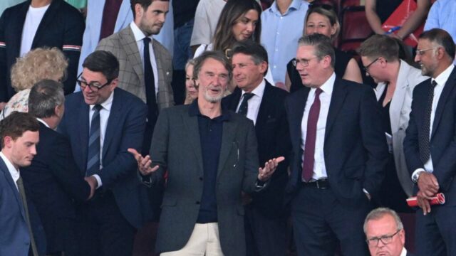 Britský premiér Keir Starmer oslovil menšinového vlastníka Manchestru United Jima Ratcliffa
