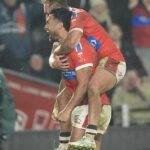 Peta Hiku (vľavo) oslavuje s Jezom Littenom po strelení gólu počas World Club Challenge