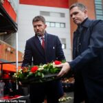Hlavný tréner Man United Michael Carrick a manažér ženského tímu Marc Skinner položili veniec na piatkovom ceremoniáli na Old Trafford.