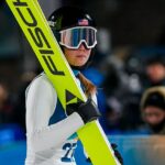 Annika Belshawová z amerického tímu bola diskvalifikovaná z finále skokov na lyžiach na zimných olympijských hrách