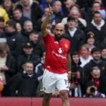 Bryan Mbeumo oslavuje svoj prvý gól počas zápasu Premier League medzi Manchestrom United a Tottenhamom Hotspur na Old Trafford.