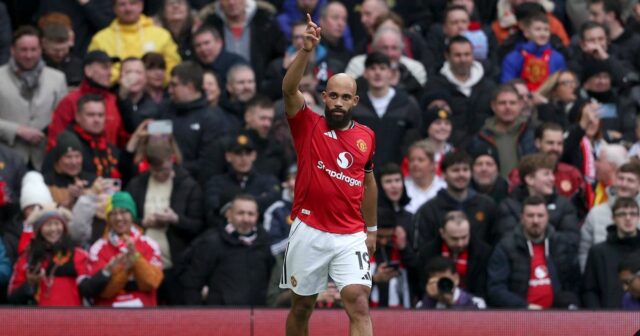 Bryan Mbeumo oslavuje svoj prvý gól počas zápasu Premier League medzi Manchestrom United a Tottenhamom Hotspur na Old Trafford. 
