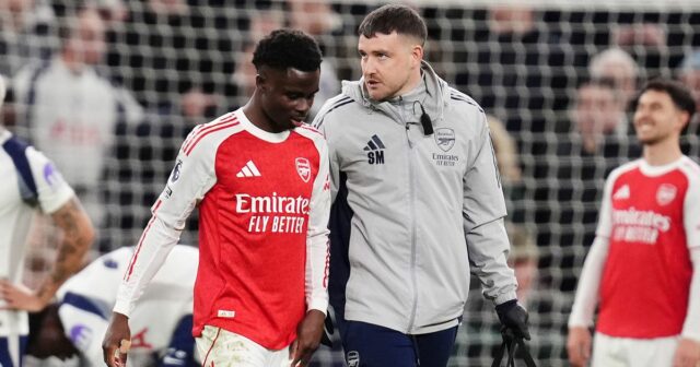 Bukayo Saka opúšťa ihrisko spolu so zdravotníckym personálom Arsenalu