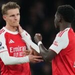 Bukayo Saka a Martin Odegaard nie sú „superstars“, hovorí Carragher