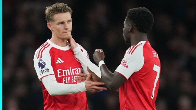 Bukayo Saka a Martin Odegaard nie sú „superstars“, hovorí Carragher
