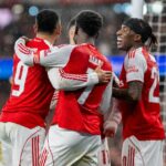 Bukayo Saka by mohol hrať v strede poľa pred súbojom s Wolves za Arsenal