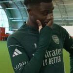 Bukayo Saka nemohol hovoriť, keď si nahlas prečítal list od svojich rodičov po podpise novej zmluvy s Arsenalom.