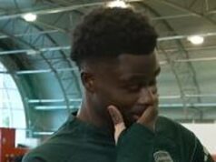 Bukayo Saka priviedol k slzám srdečným listom od svojich rodičov po podpise novej zmluvy s Arsenalom – ako priznáva talizman: „Takto so mnou veľa nehovoria“ Bukayo Saka nemohol hovoriť, keď si nahlas prečítal list od svojich rodičov po podpise novej zmluvy s Arsenalom.