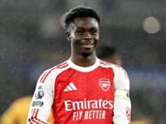 Bukayo Saka stanovuje termín na získanie trofeje Arsenalu a dáva jasne najavo, že má kapitánsku pásku Bukayo Saka oslavuje gól
