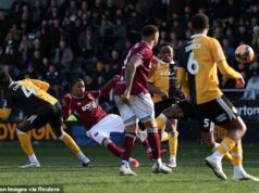 Burton 0:1 West Ham AET: Crysencio Summerville sa opäť snaží zachrániť, keď 10-členní Hammers v FA Cupe bojujú s bojovníkmi League One. Crysencio Summerville strelil víťazný gól West Hamu v úvodnej fáze predĺženia