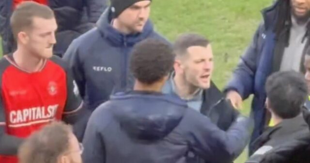 Bývalá hviezda Arsenalu Jack Wilshere odvliekol po strete s nahnevanými Jack Wilshere bol konfrontovaný po remíze Luton Town proti Burtonu Albion