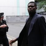 Thomas Partey je zobrazený pri príchode na Southwark Crown Court v septembri minulého roka