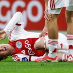 AMSTERDAM, HOLANDSKO - 14. FEBRUÁRA: Hlavný tréner Fred Grim z AFC Ajax objal Oleksandra Zinčenka z AFC Ajax počas zápasu holandskej Eredivisie medzi AFC Ajax a Fortuna Sittard v Johan Cruijff Arene 14. februára 2026 v Amsterdame v Holandsku. (Foto: Hans van der Valk/BSR Agency/Getty Images)