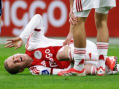 Bývalá hviezda Arsenalu utrpela na konci sezóny zranenie len niekoľko týždňov po odchode z Gunners AMSTERDAM, HOLANDSKO - 14. FEBRUÁRA: Hlavný tréner Fred Grim z AFC Ajax objal Oleksandra Zinčenka z AFC Ajax počas zápasu holandskej Eredivisie medzi AFC Ajax a Fortuna Sittard v Johan Cruijff Arene 14. februára 2026 v Amsterdame v Holandsku. (Foto: Hans van der Valk/BSR Agency/Getty Images)