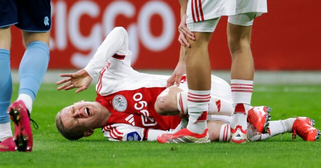 AMSTERDAM, HOLANDSKO - 14. FEBRUÁRA: Hlavný tréner Fred Grim z AFC Ajax objal Oleksandra Zinčenka z AFC Ajax počas zápasu holandskej Eredivisie medzi AFC Ajax a Fortuna Sittard v Johan Cruijff Arene 14. februára 2026 v Amsterdame v Holandsku. (Foto: Hans van der Valk/BSR Agency/Getty Images)