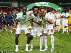 Bývalá hviezda Chelsea, 22, sa „nastavila opustiť Anglicko a zmeniť svoju medzinárodnú oddanosť, aby mohla hrať na majstrovstvách sveta“ – napriek tomu, že v roku 2022 vyhrala Euro do 19 rokov Bývalá anglická mládežnícka hviezda Carney Chukwuemeka (v strede) sa údajne chystá zmeniť svoju medzinárodnú vernosť do Rakúska