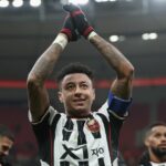 Jesse Lingard č. 10 z FC Soul so spoluhráčmi pozdravuje fanúšikov po zápase skupinovej fázy AFC Ligy majstrov Elite 2025-26 medzi Shanghai Port a FC Soul