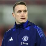 Phil Jones sa pozerá pred mládežníckym zápasom Manchestru United