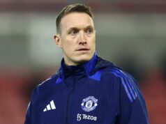 Bývalá hviezda Man Utd Phil Jones sa šokovane vrátila do starého klubu po zvrate pri hľadaní manažérov Phil Jones sa pozerá pred mládežníckym zápasom Manchestru United
