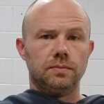 Benjamin Shroats (47) čelí obvineniu z neslušnosti s dieťaťom a sexuálneho napadnutia